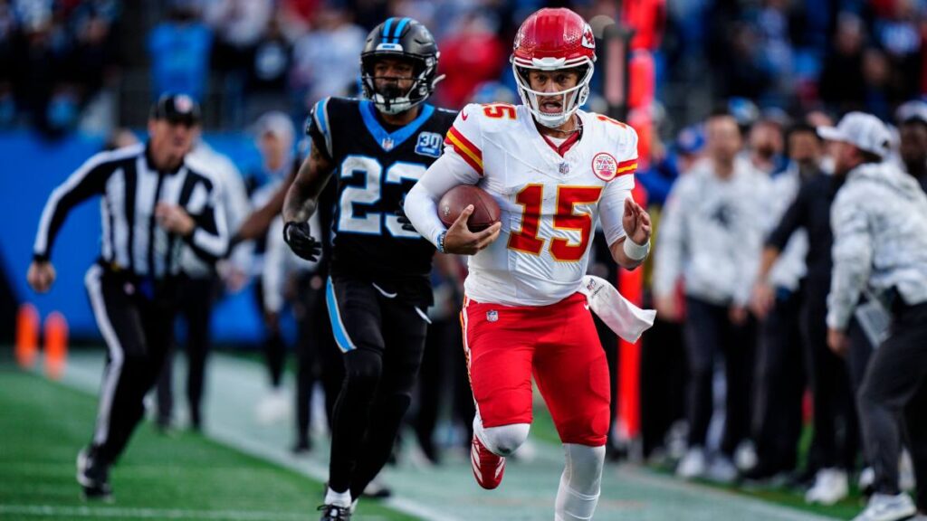 Patrick Mahomes y los Chiefs derrotan a Panthers con gol de campo en el último segundo