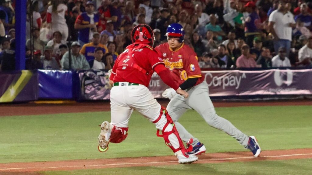 México ante Venezuela en un juego de Béisbol