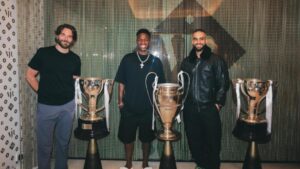 Vinicius convive con Maluma y Bradley Cooper… ¡y les presume los trofeos que ha ganado con el Real Madrid!