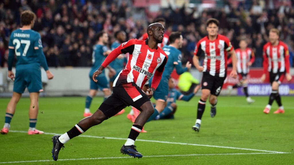 Bournemouth, equipo donde milita Julián Araujo, cayó ante el Brentford pese a tener la ventaja en el marcador durante dos ocasiones.