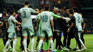 ¡Se arma la bronca! Jugadores de México y Honduras intercambian empujones en la cancha