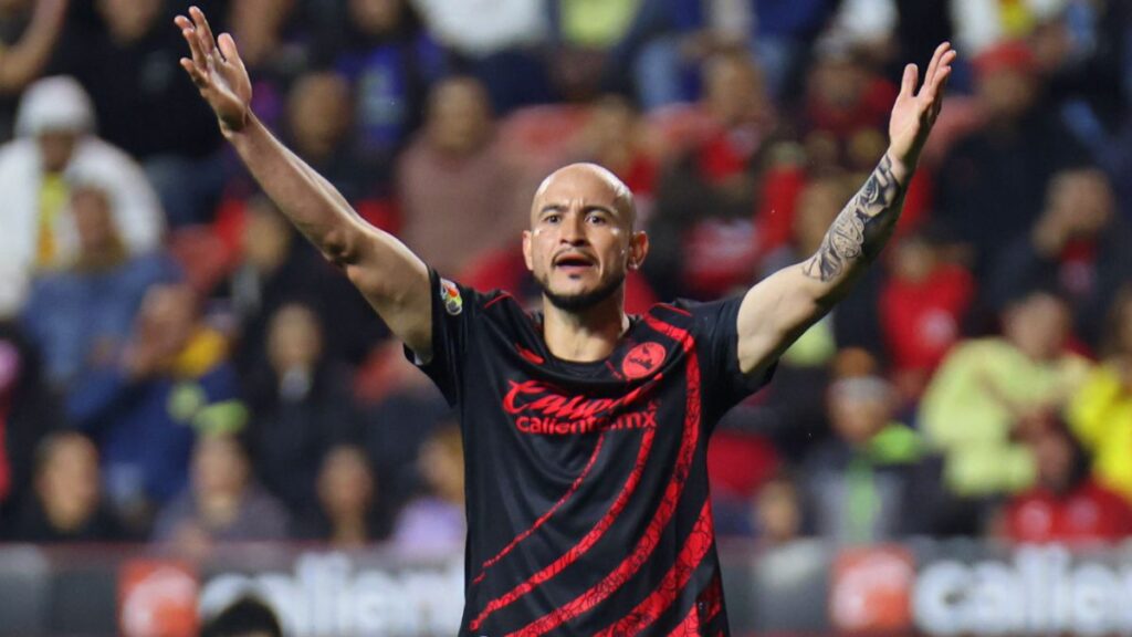 Carlos González demuestra su apoyo por Pumas en la Liguilla pese a que Xolos de Tijuana, su actual equipo, sigue vivo.