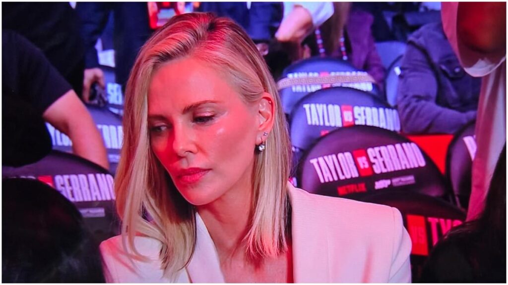 Charlize Theron en la pelea de Mike Tyson vs Jake Paul | Screenshot