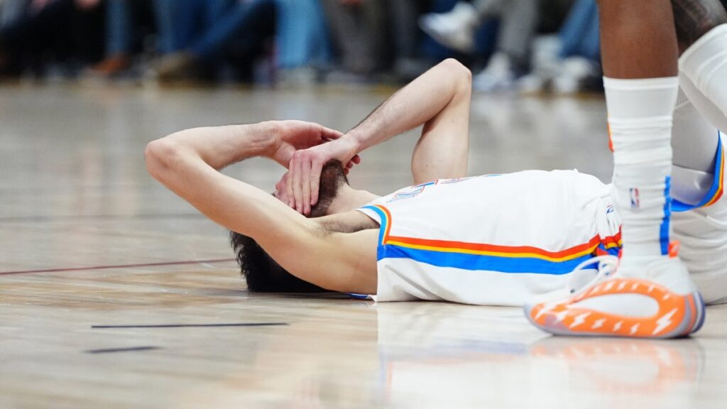 Chet Holmgren sufre una fractura de pelvis tras caer intentando un tapón en el duelo entre Thunder y Golden State Warriors