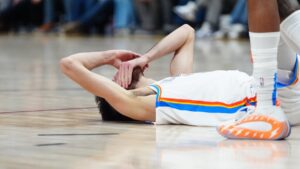 Chet Holmgren, con fractura de pelvis tras caída en la derrota del Thunder ante Golden State Warriors