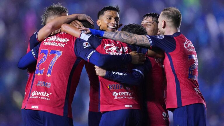 ¡Nadie detiene al líder! Cruz Azul derrota a Santos y suma siete victorias consecutivas