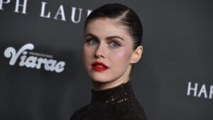 Alexandra Daddario sorprende con fotos de su recuperación postparto mientras presume a su bebé