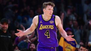 Dalton Knecht ‘on fire’: impone récord de novato con 9 triples, incluyendo un gesto a lo Jordan, y guía la segunda victoria de los Lakers en la Copa