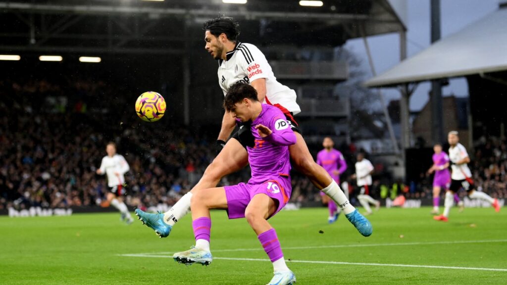 ¡Debajo del arco! Raúl Jiménez erra increíble gol en el Fulham vs Wolves