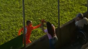 ¡Insólito! Futbolista del Achuapa rompe su camiseta y le pide un repuesto a la afición