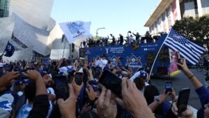 ¡Las calles se pintan de azul! Los Dodgers celebran su campeonato de la Serie Mundial con un desfile por Los Angeles