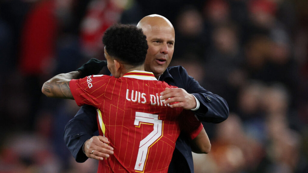 Luis Díaz y Arne Slot, al final del partido. - Reuters.