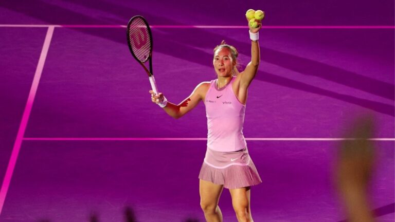 Zheng arrasa a Paolini para llegar a semis de la WTA Finals, entre una derrota y un retiro inesperado