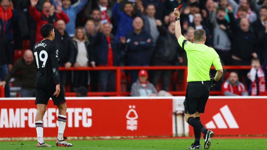 Edson Álvarez se fue expulsado del partido entre su equipo, West Ham United, y Notthingham Forest con dos amarillas en 10 minutos.