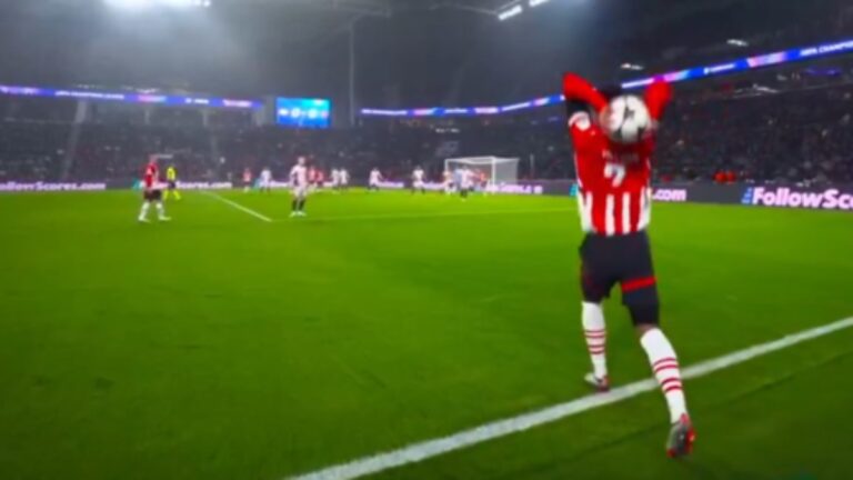 La polémica en el primer gol del PSV sobre el Girona: ¿Por qué debió de anularse el tanto de Ryan Flamingo?