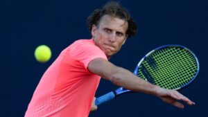 ¡Del fútbol profesional al tenis de la ATP! Diego Forlán debuta como tenista