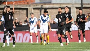 Deportivo Riestra amarga a Vélez y estira su racha: 4 meses sin perder de local