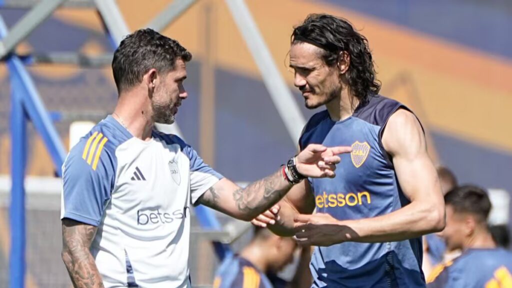 Fernando Gago mandó al banco a Edinson Cavani | @BocaJrsOficial