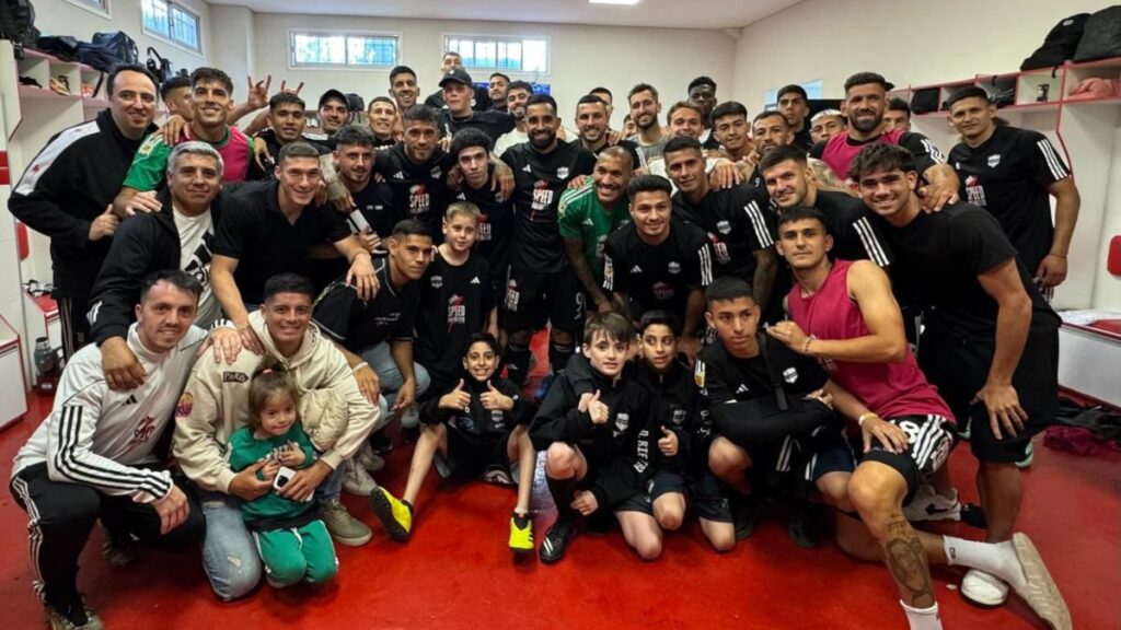 El streamer Spreen estuvo un minuto en cancha en Riestra | @prensariestra