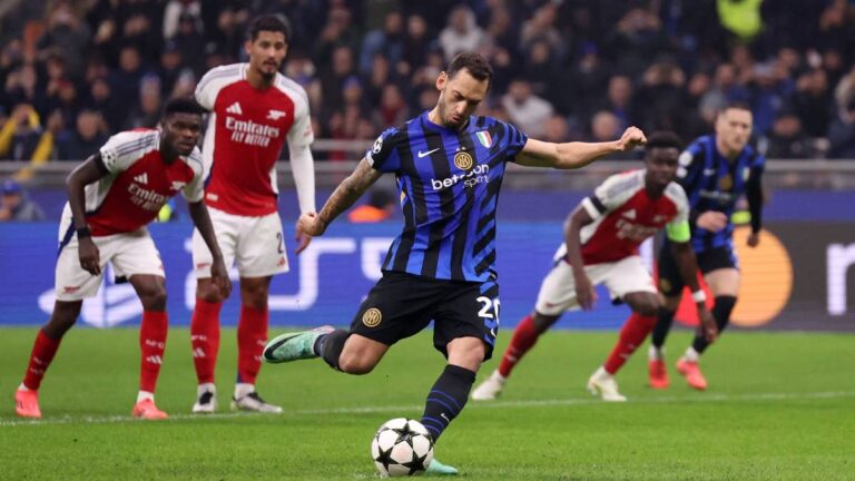 Inter Milan vs Arsenal: Hakan Çalhanoğlu convierte un polémico penal en el último suspiro del primer tiempo