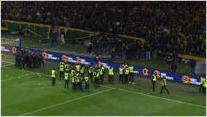 Intentos de invasión de cancha y una protesta con pelotas de tenis interrumpen el Nantes vs Le Havre de la Ligue 1