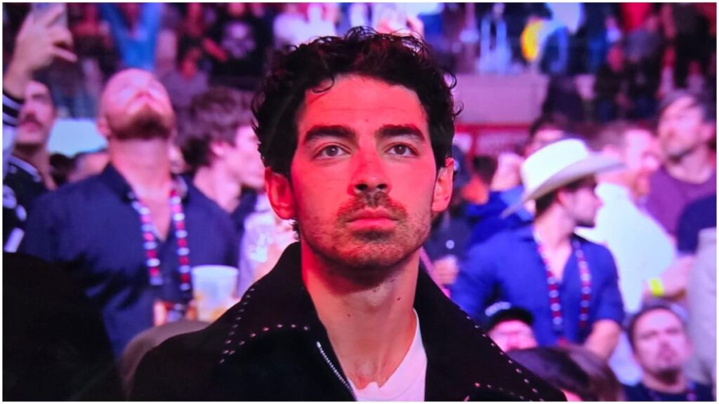 Joe Jonas en la pelea de Mike Tyson vs Jake Paul | Screenshot