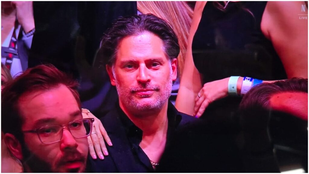 Joe Manganiello en la pelea de Mike Tyson vs Jake Paul | Screenshot