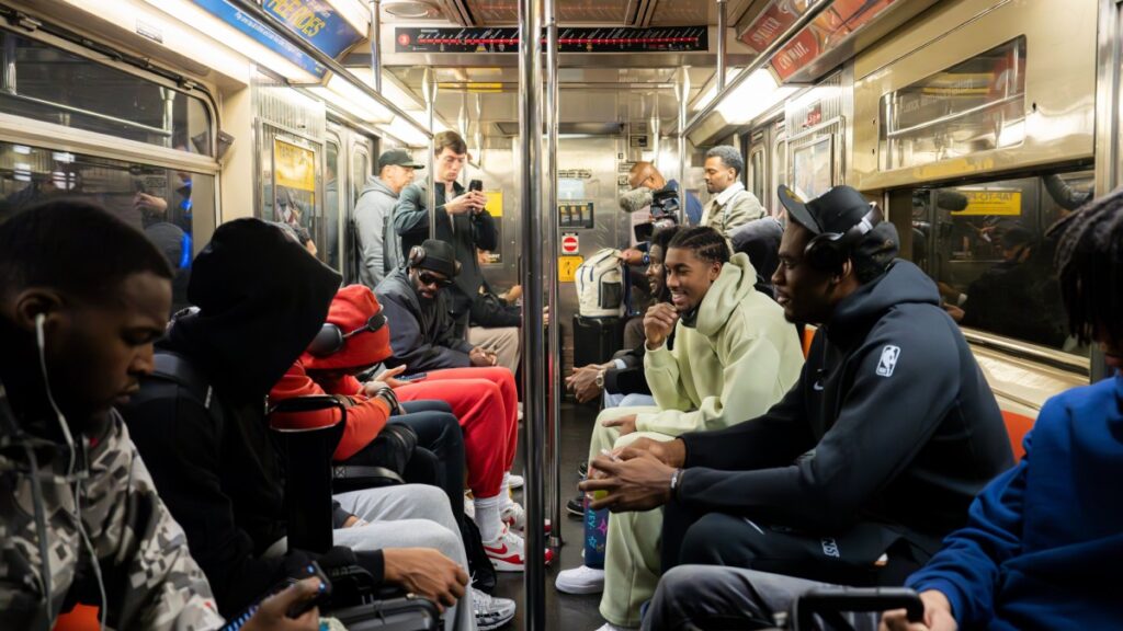 Jugadores de Detroit Pistons llegaron al partido ante los Nets... ¡en metro!