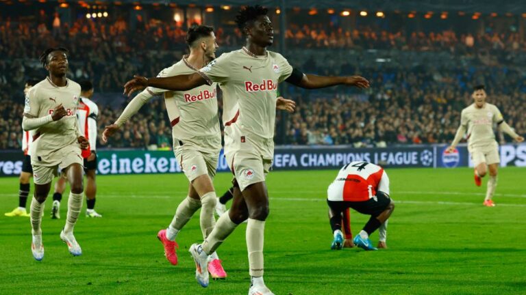 Feyenoord vs RB Salzburg: Anis Hadj-Moussa descuenta para los neerlandeses, que juegan con 10 por la expulsión de Chris-Kévin Nadje