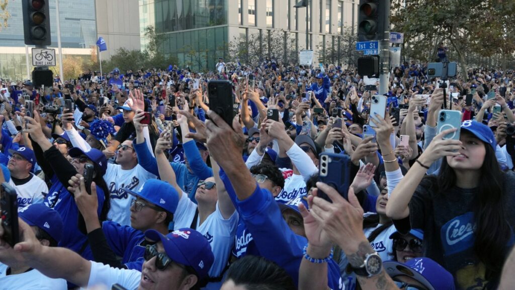 Los Dodgers festejan el cumpleaños de Fernando Valenzuela en las celebraciones del título de la Serie Mundial