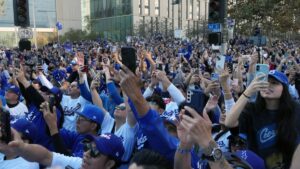 Los Dodgers festejan el cumpleaños de Fernando Valenzuela en las celebraciones del título de la Serie Mundial