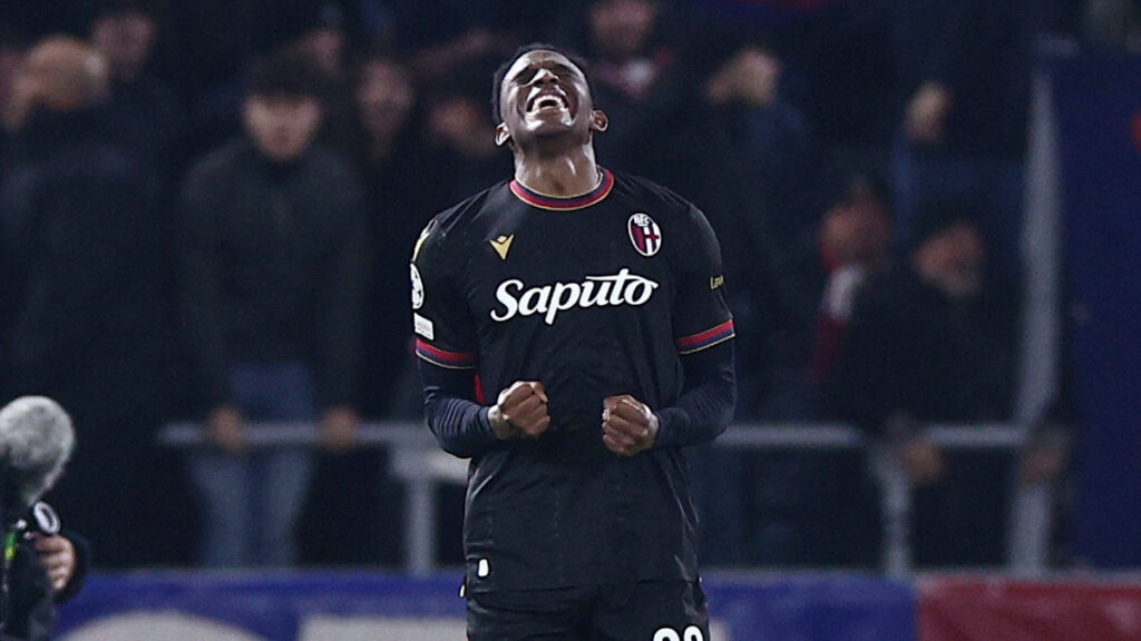 Jhon Lucumí celebra el histórico gol con Bologna. - Reuters.