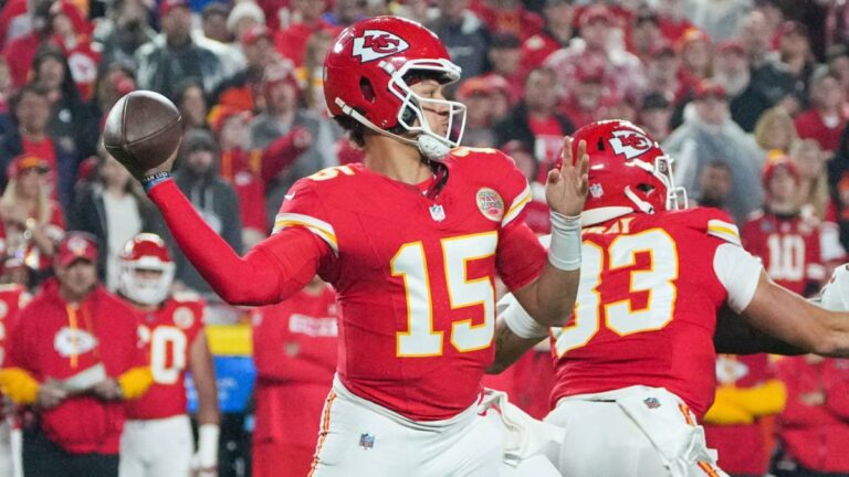 ¡Susto para los Chiefs! Patrick Mahomes se lastima la rodilla izquierda ante los Buccaneers