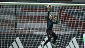 Memo Ochoa se perfila para repetir en el once titular del Vasco Aguirre ante Honduras