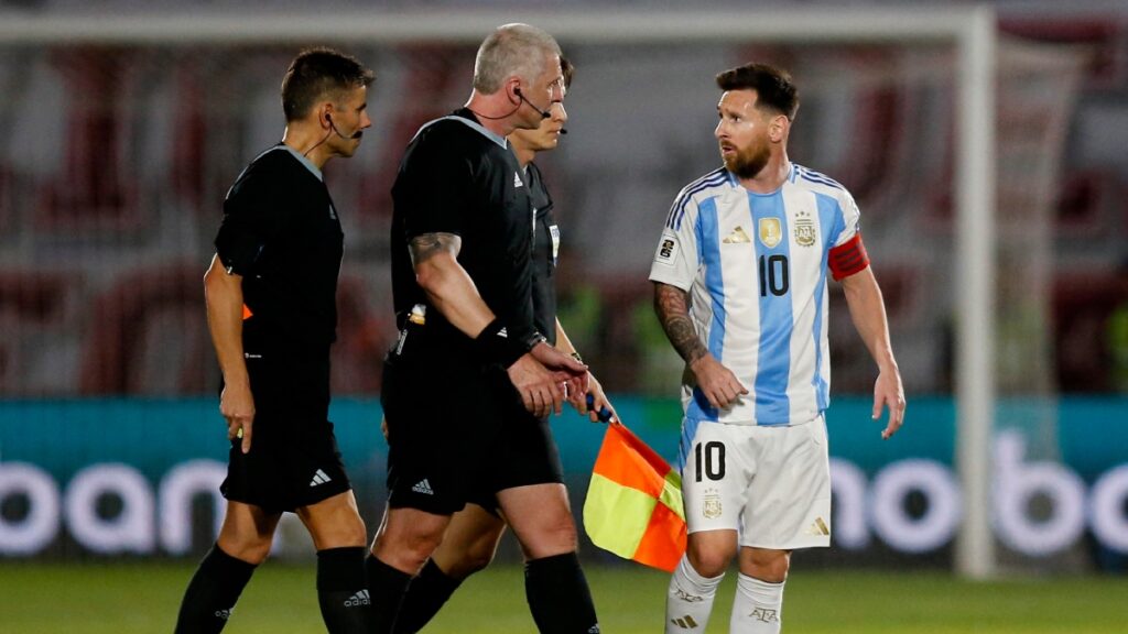 Messi y su reclamo al silbante ante Paraguay | REUTERS/Cesar Olmedo