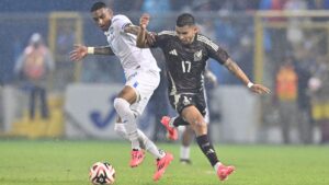 Tremendo error de César Montes que Honduras convierte en el primer gol del partido