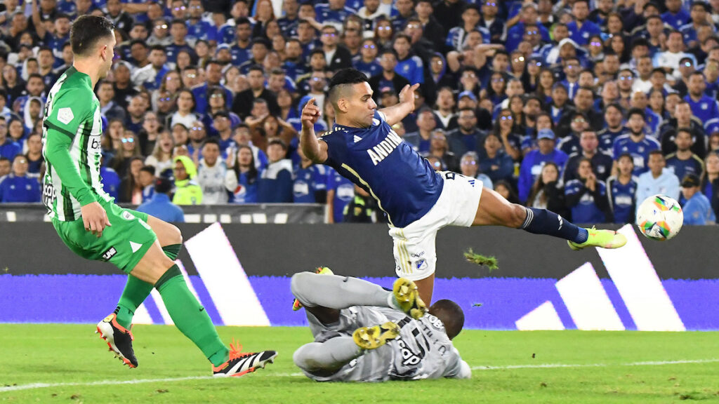 Falcao García remata al arco en Millonarios vs Nacional. - Vizzor Image.