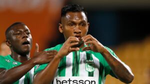 Alfredo Morelos defiende a Efraín Juárez por su festejo: “¿Para qué se dejan hacer un gol?”