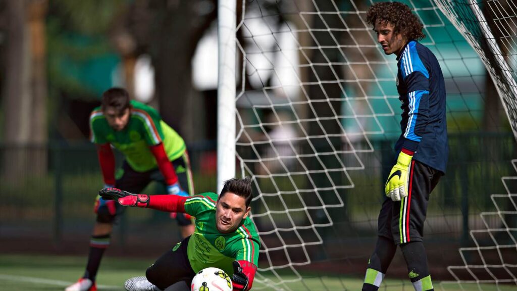 Moisés Muñoz durante su etapa con la selección mexicana de fútbol