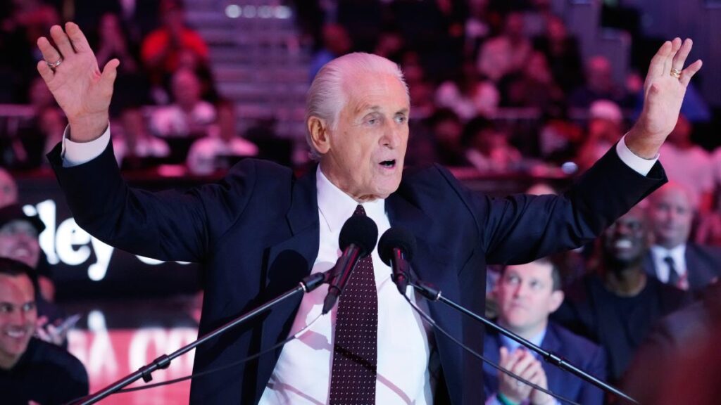 Los Lakers rendirán homenaje al ex entrenador Pat Riley con una estatua afuera de su arena en el centro de Los Ángeles