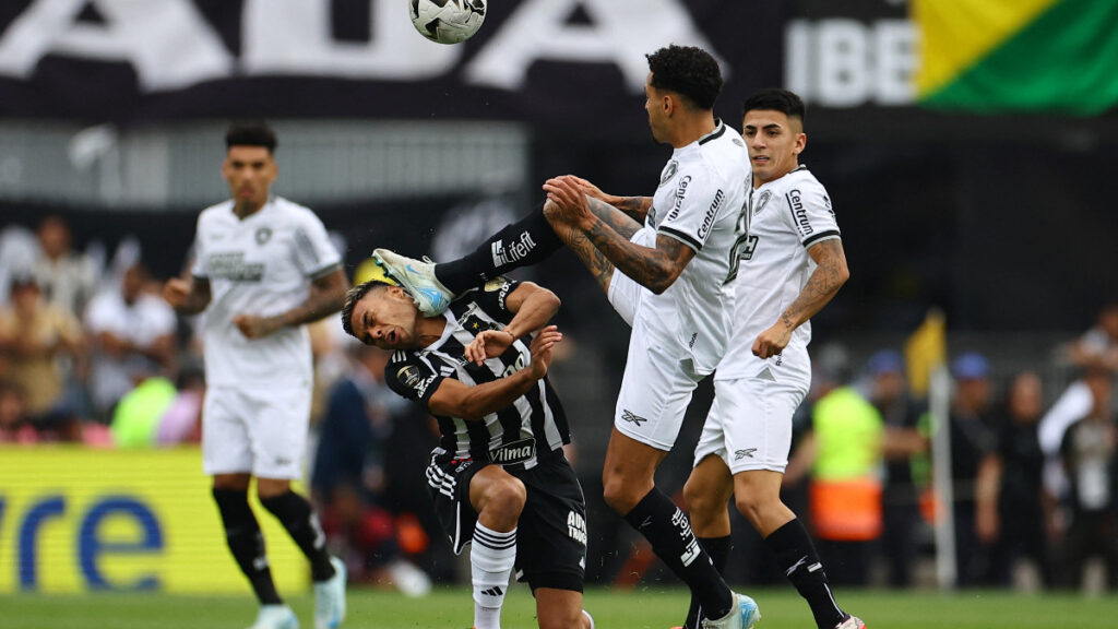 Patada de Gregore a Fausto en la final de Copa Libertadores. - Reuters.