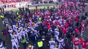 ¡Pelea y gas pimienta! Michigan y Ohio State terminan a golpes en el Ohio Stadium