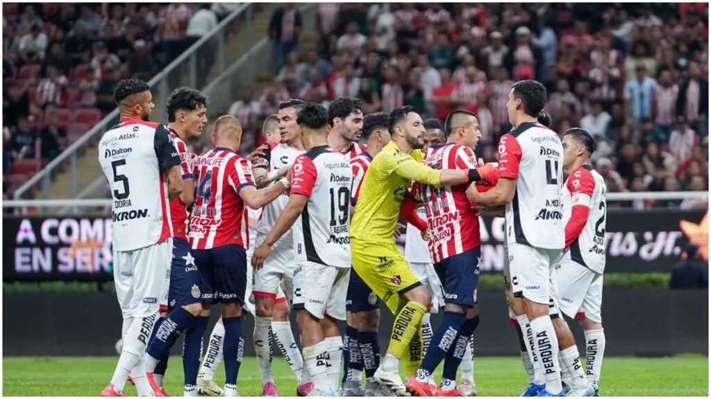 Polémico penal del Atlas sobre las Chivas | Imago7