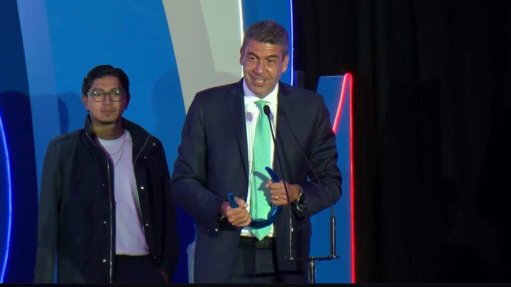 Arturo Elías Ayub recibe el premio como Booster Empresarial | Claro Sports