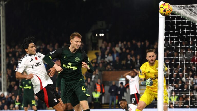 Raúl Jiménez se va en blanco pero el Fulham consigue una agónica victoria ante Brentford