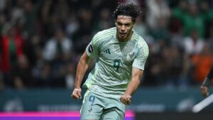 ¡Gol de México! Raúl Jiménez descuenta el global tras un gran centro del Chiquete Orozco