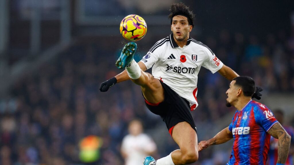 Raúl Jiménez durante una jugada del partido del Fulham