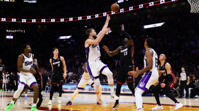 ¡En el último segundo! Domantas Sabonis encesta sobre la bocina para que los Kings se impongan al Heat