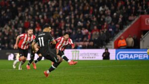 Liverpool remonta al Southampton y se aumenta su ventaja en la cima de la Premier League