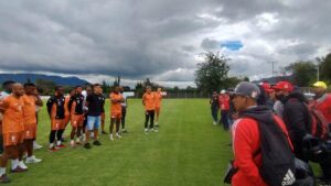 Barra le muestra su apoyo a los jugadores de Santa Fe previo al clásico ante Millonarios